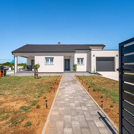 Nyaraló Nik By Interhome